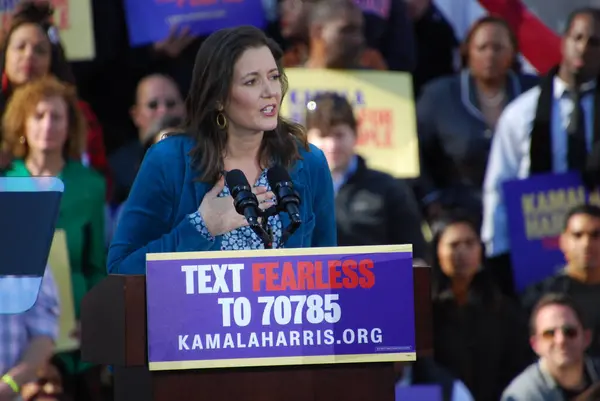 Oakland Belediye Başkanı Libby Schaaf, 27 Ocak 2019 'da Oakland City Hall' da Harris 'in ilk kampanya mitinginde ABD Senatörü Kamala Harris' i takdim ediyor. Harris 21 Ocak 'ta Amerika Birleşik Devletleri başkanlığına aday olacağını açıkladı..