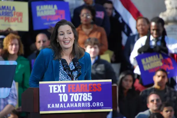 Oakland Belediye Başkanı Libby Schaaf, 27 Ocak 2019 'da Oakland City Hall' da Harris 'in ilk kampanya mitinginde ABD Senatörü Kamala Harris' i takdim ediyor. Harris 21 Ocak 'ta Amerika Birleşik Devletleri başkanlığına aday olacağını açıkladı..