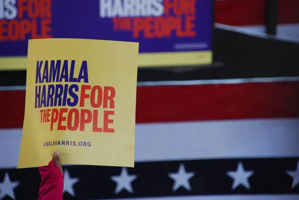 Bir destekçi 27 Ocak 2019 'da Oakland City Hall' da Harris 'in ilk başkanlık kampanyası mitinginde ABD Senatörü Kamala Harris için bir tabela tutuyor. Harris 21 Ocak 'ta Amerika Birleşik Devletleri başkanlığına aday olacağını açıkladı..