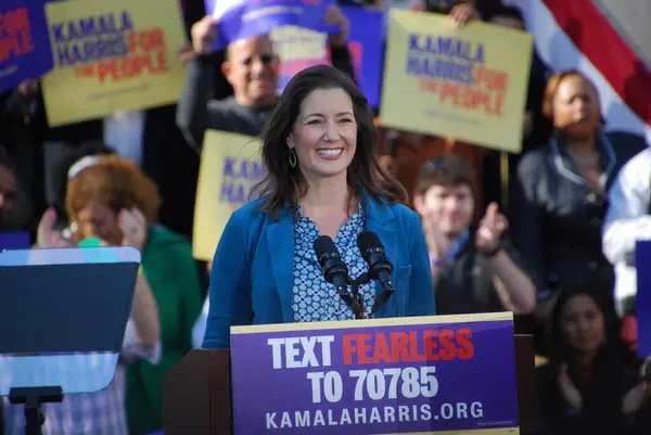 Oakland Belediye Başkanı Libby Schaaf, 27 Ocak 2019 'da Oakland City Hall' da Harris 'in ilk kampanya mitinginde ABD Senatörü Kamala Harris' i takdim ediyor. Harris 21 Ocak 'ta Amerika Birleşik Devletleri başkanlığına aday olacağını açıkladı..