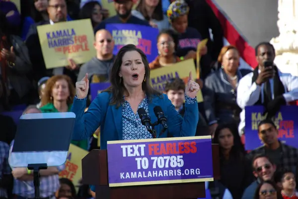 Oakland Belediye Başkanı Libby Schaaf, 27 Ocak 2019 'da Oakland City Hall' da Harris 'in ilk kampanya mitinginde ABD Senatörü Kamala Harris' i takdim ediyor. Harris 21 Ocak 'ta Amerika Birleşik Devletleri başkanlığına aday olacağını açıkladı..