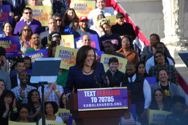 ABD Senatörü Kamala Harris, 27 Ocak 2019 'da Kaliforniya' daki Oakland Belediye Binası 'nın dışındaki ilk kampanya mitinginde konuşma yapacak. Harris 21 Ocak 'ta Amerika Birleşik Devletleri başkanlığına aday olacağını açıkladı..