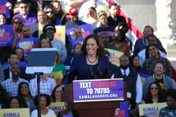 ABD Senatörü Kamala Harris, 27 Ocak 2019 'da Kaliforniya' daki Oakland Belediye Binası 'nın dışındaki ilk kampanya mitinginde konuşma yapacak. Harris 21 Ocak 'ta Amerika Birleşik Devletleri başkanlığına aday olacağını açıkladı..