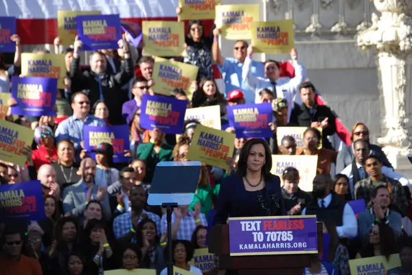 ABD Senatörü Kamala Harris, 27 Ocak 2019 'da Kaliforniya' daki Oakland Belediye Binası 'nın dışındaki ilk kampanya mitinginde konuşma yapacak. Harris 21 Ocak 'ta Amerika Birleşik Devletleri başkanlığına aday olacağını açıkladı..