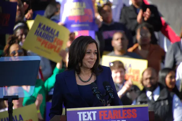 ABD Senatörü Kamala Harris, 27 Ocak 2019 'da Kaliforniya' daki Oakland Belediye Binası 'nın dışındaki ilk kampanya mitinginde konuşma yapacak. Harris 21 Ocak 'ta Amerika Birleşik Devletleri başkanlığına aday olacağını açıkladı..
