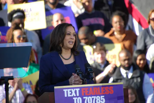 ABD Senatörü Kamala Harris, 27 Ocak 2019 'da Kaliforniya' daki Oakland Belediye Binası 'nın dışındaki ilk kampanya mitinginde konuşma yapacak. Harris 21 Ocak 'ta Amerika Birleşik Devletleri başkanlığına aday olacağını açıkladı..