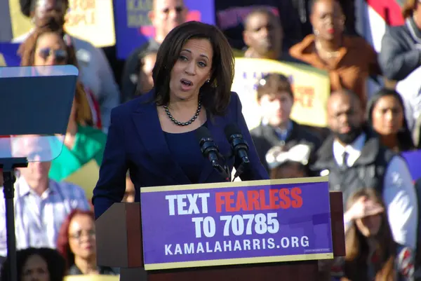 ABD Senatörü Kamala Harris, 27 Ocak 2019 'da Kaliforniya' daki Oakland Belediye Binası 'nın dışındaki ilk kampanya mitinginde konuşma yapacak. Harris 21 Ocak 'ta Amerika Birleşik Devletleri başkanlığına aday olacağını açıkladı..