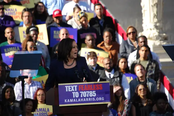 ABD Senatörü Kamala Harris, 27 Ocak 2019 'da Kaliforniya' daki Oakland Belediye Binası 'nın dışındaki ilk kampanya mitinginde konuşma yapacak. Harris 21 Ocak 'ta Amerika Birleşik Devletleri başkanlığına aday olacağını açıkladı..