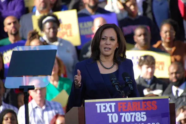 ABD Senatörü Kamala Harris, 27 Ocak 2019 'da Kaliforniya' daki Oakland Belediye Binası 'nın dışındaki ilk kampanya mitinginde konuşma yapacak. Harris 21 Ocak 'ta Amerika Birleşik Devletleri başkanlığına aday olacağını açıkladı..