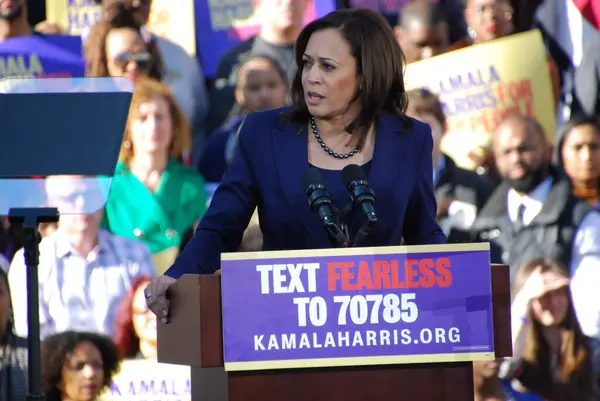 ABD Senatörü Kamala Harris, 27 Ocak 2019 'da Kaliforniya' daki Oakland Belediye Binası 'nın dışındaki ilk kampanya mitinginde konuşma yapacak. Harris 21 Ocak 'ta Amerika Birleşik Devletleri başkanlığına aday olacağını açıkladı..