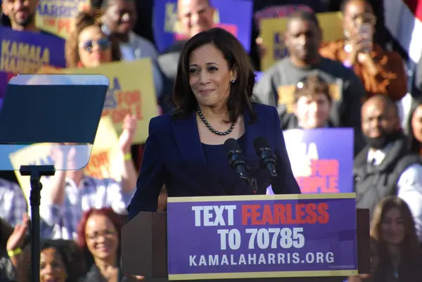 ABD Senatörü Kamala Harris, 27 Ocak 2019 'da Kaliforniya' daki Oakland Belediye Binası 'nın dışındaki ilk kampanya mitinginde konuşma yapacak. Harris 21 Ocak 'ta Amerika Birleşik Devletleri başkanlığına aday olacağını açıkladı..