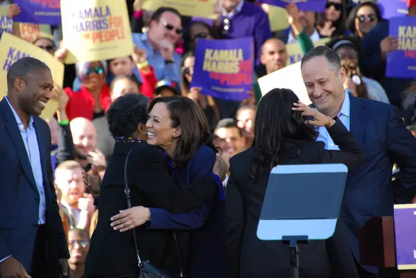 ABD Senatörü Kamala Harris, 27 Ocak 2019 'da Oakland City Hall, Kaliforniya' daki ilk başkanlık kampanyası mitinginden sonra ailesini selamlıyor. Harris 21 Ocak 'ta Amerika Birleşik Devletleri başkanlığına aday olacağını açıkladı..