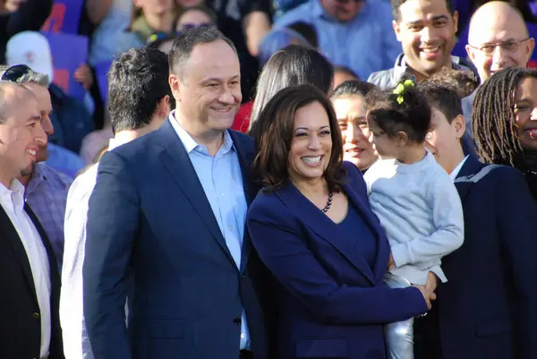 ABD Senatörü Kamala Harris, eşi Douglas Emhoff ile birlikte 27 Ocak 2019 'da Oakland City Hall, Kaliforniya' daki ilk başkanlık kampanyası mitinginden sonra ayakta duruyor. Harris 21 Ocak 'ta Amerika Birleşik Devletleri başkanlığına aday olacağını açıkladı..