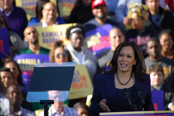 ABD Senatörü Kamala Harris, 27 Ocak 2019 'da Kaliforniya' daki Oakland Belediye Binası 'nın dışındaki ilk kampanya mitinginde konuşma yapacak. Harris 21 Ocak 'ta Amerika Birleşik Devletleri başkanlığına aday olacağını açıkladı..