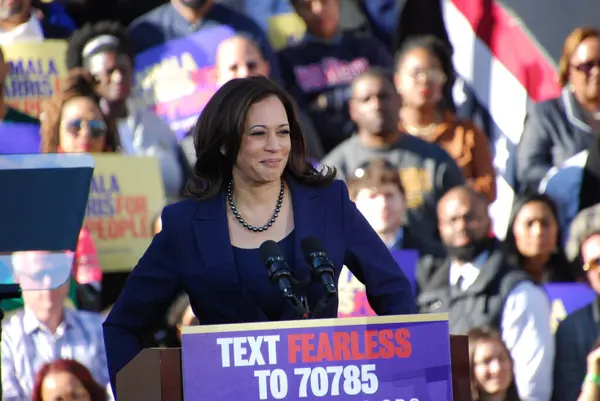 ABD Senatörü Kamala Harris, 27 Ocak 2019 'da Kaliforniya' daki Oakland Belediye Binası 'nın dışındaki ilk kampanya mitinginde konuşma yapacak. Harris 21 Ocak 'ta Amerika Birleşik Devletleri başkanlığına aday olacağını açıkladı..
