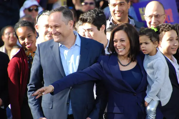 ABD Senatörü Kamala Harris, eşi Douglas Emhoff ile birlikte 27 Ocak 2019 'da Oakland City Hall, Kaliforniya' daki ilk başkanlık kampanyası mitinginden sonra ayakta duruyor. Harris 21 Ocak 'ta Amerika Birleşik Devletleri başkanlığına aday olacağını açıkladı..