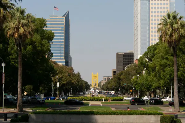 Sacramento, California 'daki Capitol Alışveriş Merkezi, Eyalet Kongre Binası' ndan izleniyor..
