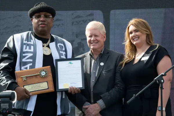 E-40, Vallejo, California şehrinin anahtarını 21 Ekim 2023 'te Başkan Robert McConnell ve belediye başkan yardımcısı Natalie Peterson' dan aldı..