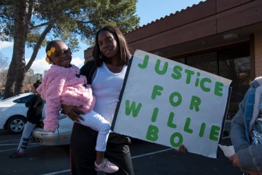 Bir kadın ve kızı, 9 Şubat 2019 'da polisin 20 yaşındaki rapçi Willie McCoy' u vurduğu Vallejo, Kaliforniya 'daki Taco Bell' in önünde protesto gösterisi düzenledi..