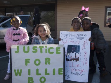 Willie McCoy 'un yeğenleri, polisin 9 Şubat 2019' da McCoy 'u vurduğu Vallejo, Kaliforniya' daki Taco Bell 'in önünde protesto gösterisi düzenledi..