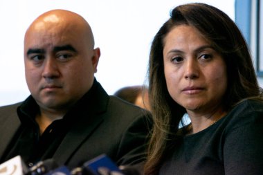 Gabriela Cobarrubia ve oğulları Christian Madrigal, 9 Eylül 2019 'da oğullarının ölümü üzerine açılan bir basın toplantısında Alameda County, Kaliforniya' daki Santa Rita hapishanesinde öldürüldü..