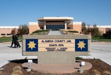 Alameda County, Kaliforniya 'daki Santa Rita Hapishanesi' nin ön kapısı ve tabelası 30 Ekim 2019 'da çekildi..