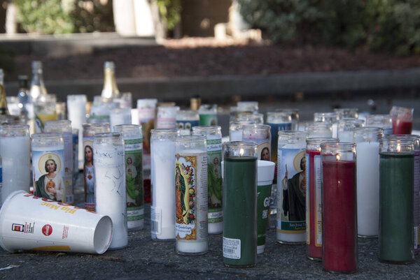 Мемориальные свечи оставили возле колокола Тако в Вальехо, Калифорния, где 9 февраля 2019 года полиция смертельно застрелила 20-летнего рэпера Вилли Маккоя..