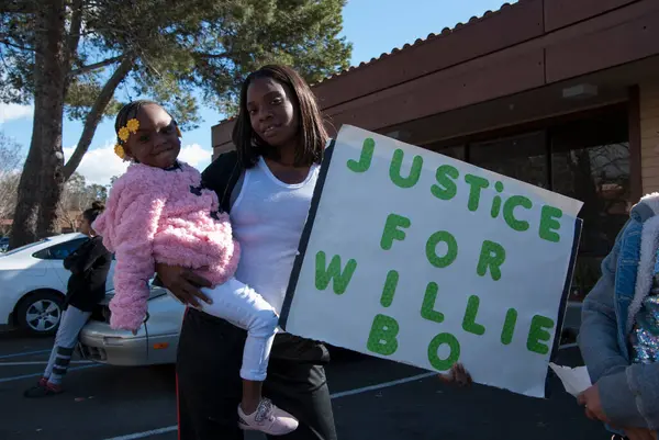 Bir kadın ve kızı, 9 Şubat 2019 'da polisin 20 yaşındaki rapçi Willie McCoy' u vurduğu Vallejo, Kaliforniya 'daki Taco Bell' in önünde protesto gösterisi düzenledi..