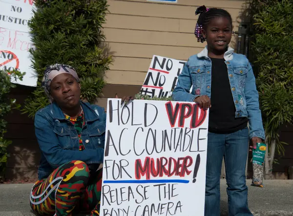 Shonson ve kızı Erica 'ya polisin 9 Şubat 2019' da 20 yaşındaki rapçi Willie McCoy 'u vurduğu Vallejo, Kaliforniya' daki Taco Bell 'in önünde protesto gösterisi yaptıklarını söyle..