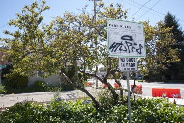 Oakland, Kaliforniya 'daki Adeline ve Market caddelerindeki küçük bir park, 1 Mayıs 2017' de çekilmiş, bu kadar küçük bir park kurallarının çiğnenmesi olanaksız..
