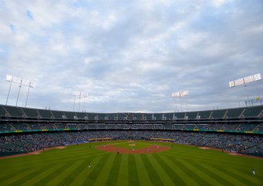 Oakland Kolezyumu, Oakland A 'nın 6 Mayıs 2017' de Detroit Tigers 'a ev sahipliği yaptığı bir beyzbol maçında orta sahadan çekilmiş..