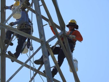 PGE çalışanları 6 Haziran 2017 'de Orinda, Kaliforniya' daki bir elektrik kulesinden kurşun boyasını çıkarmak için çalışırlar..