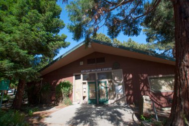 Oakland 'daki Rotary Doğa Merkezi 1953' ten beri Merritt Gölü 'nde vahşi yaşam eğitimi ve yaz programları sunuyordu..