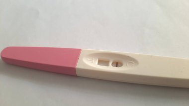 Beyaz zemin üzerinde izole hamilelik testi paketi, negatif sonuç