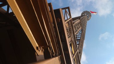 Madiun City, Doğu Java, Endonezya 'daki Eyfel Kulesi' nin bir kopyasının demir yapısının POV 'u.