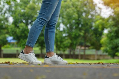 Parkın sokaklarında yürürken Asyalı kadınların adımları, konsept hedefe doğru adım atıyor. yumuşak ve seçici odaklanma.                               