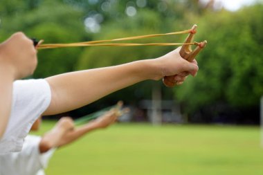 Erkekler, Tayland 'da çocuklar için antik bir kırsal etkinlik olan hedefi vurmak için birbirleri ile yarışırlar..                                