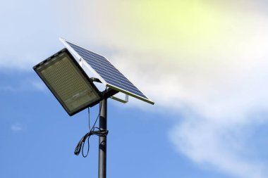 Güneş panellerinden elektrik üreten güneş enerjisinden sokak lambası. Yumuşak ve seçici odak.                                