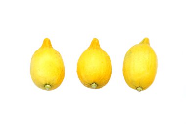 Beyaz arka planda izole limon meyveleri. Meyve yuvarlak ve oval. Genç meyve yeşildir. Piştiğinde sarı olacak. Meyve eti sulu ve ekşi tadı var..                               