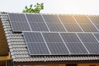 Güneş pillerini kullanan evler kendi kullanımı, konsept, yenilenebilir enerji, enerji ve çevre koruma ve küresel ısınma için elektrik üretiyorlar..                                 