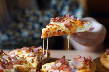 Tepsiden pizza dilimleri. Domates soslu düz yuvarlak hamurdan oluşan bir İtalyan fast food 'u. Sonra fırında pişirerek pişer..                               