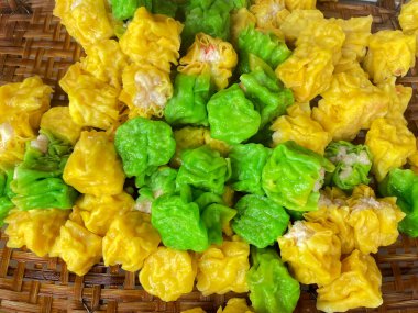 Çin usulü hamur tatlısı, bir sokak lokantasında buharda pişirilmiş. Hamurun küçük ısırıklara sarılı olduğu bir yiyecek. Çin yemeği Dim Sum setine dahil..