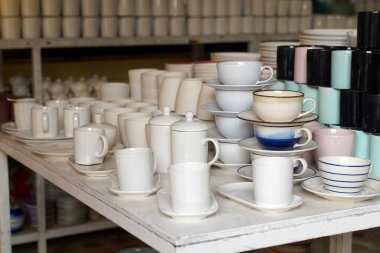 Beyaz seramik bardaklar, bardaklar, kaseler ve çanak çömlek setleri mağazada indirimli olarak satılmaktadır..                               