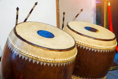 Glong thad bir Tayland davuludur. Bu, biri yüksek ses çıkaran ve diğeri alçak ses çıkaran iki toplu büyük çift taraflı bir davul. Piphat grubunda çalardı, Tapone 'la çalardı..                               