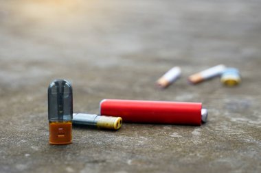 Beton zeminde elektronik sigaralar ve çeşitli sigara türlerinin geçmişleri, sigara türleri, zararları ve tehlikeleri, bağımlılık yapıcı maddeler                               