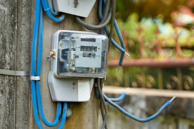 Evin önündeki elektrik direğine evde kullanılan elektrik miktarını ölçmek için bir elektrik sayacı yerleştiriliyor..                               