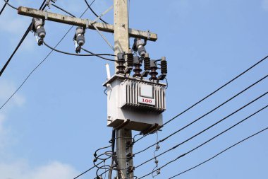 Elektrik direğine gündüz kuşağında güç transformatörü yerleştirildi. Yumuşak ve seçici odak.                               