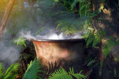 Kil kavanozdaki sis makinesi ya da otomatik duman güzellik ekle. Boyut ekle, havalı görün, odaları ve bahçeleri dekore et. yumuşak ve seçici odaklanma.                               