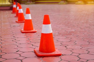 Yaya alanı ile yürüyüş yolu arasındaki sınırı belirlemek için trafik konileri yerleştiriliyor. Yumuşak ve seçici odak.                               