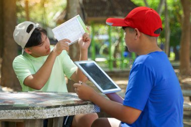 Çocuklar açıları ölçmek ve ağaçların yüksekliğini hesaplamak ve ağaçların karbon depolama miktarını hesaplamak için bir klinometre kullandılar..                                